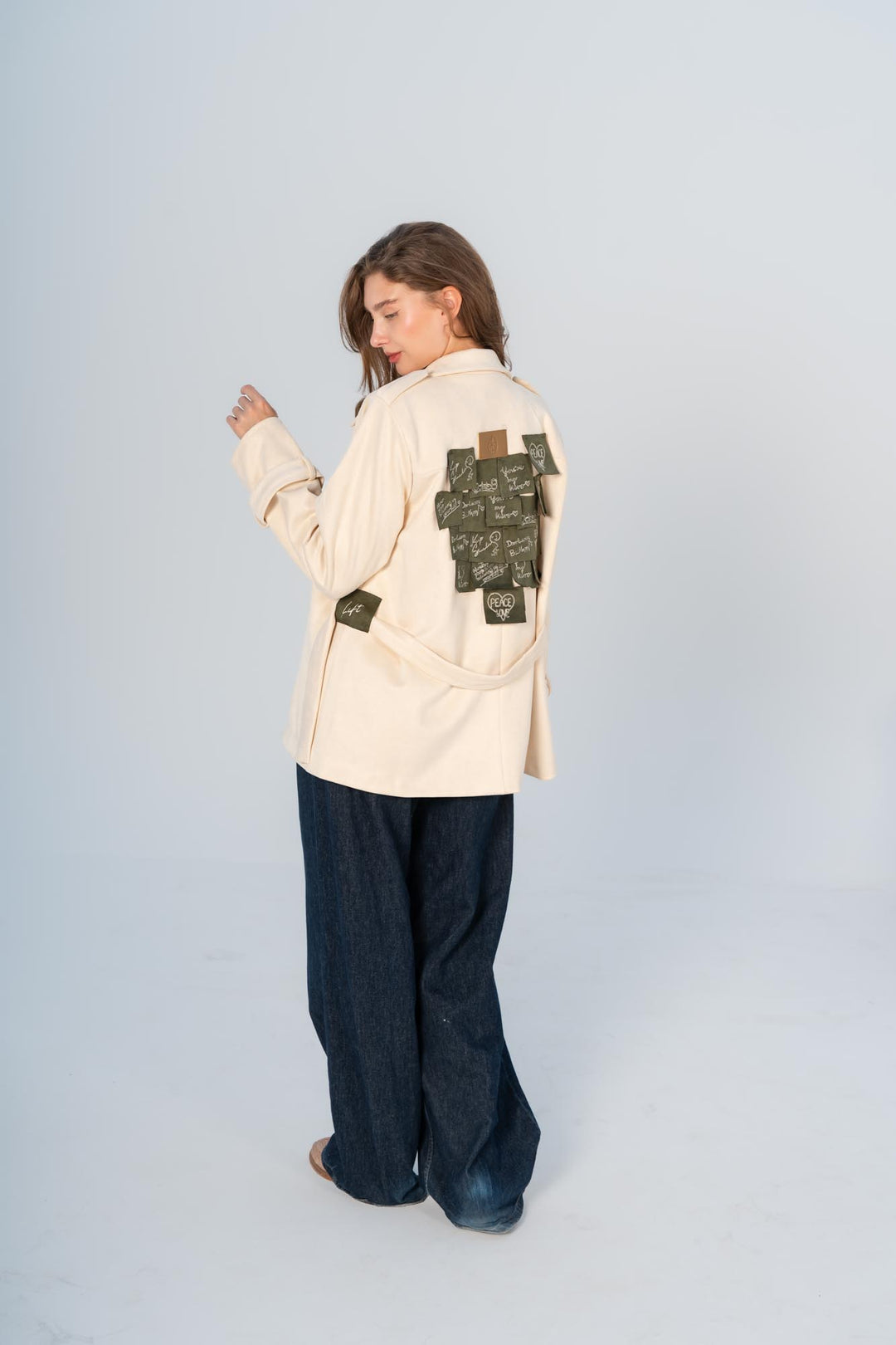Beige sticky notes suede coat